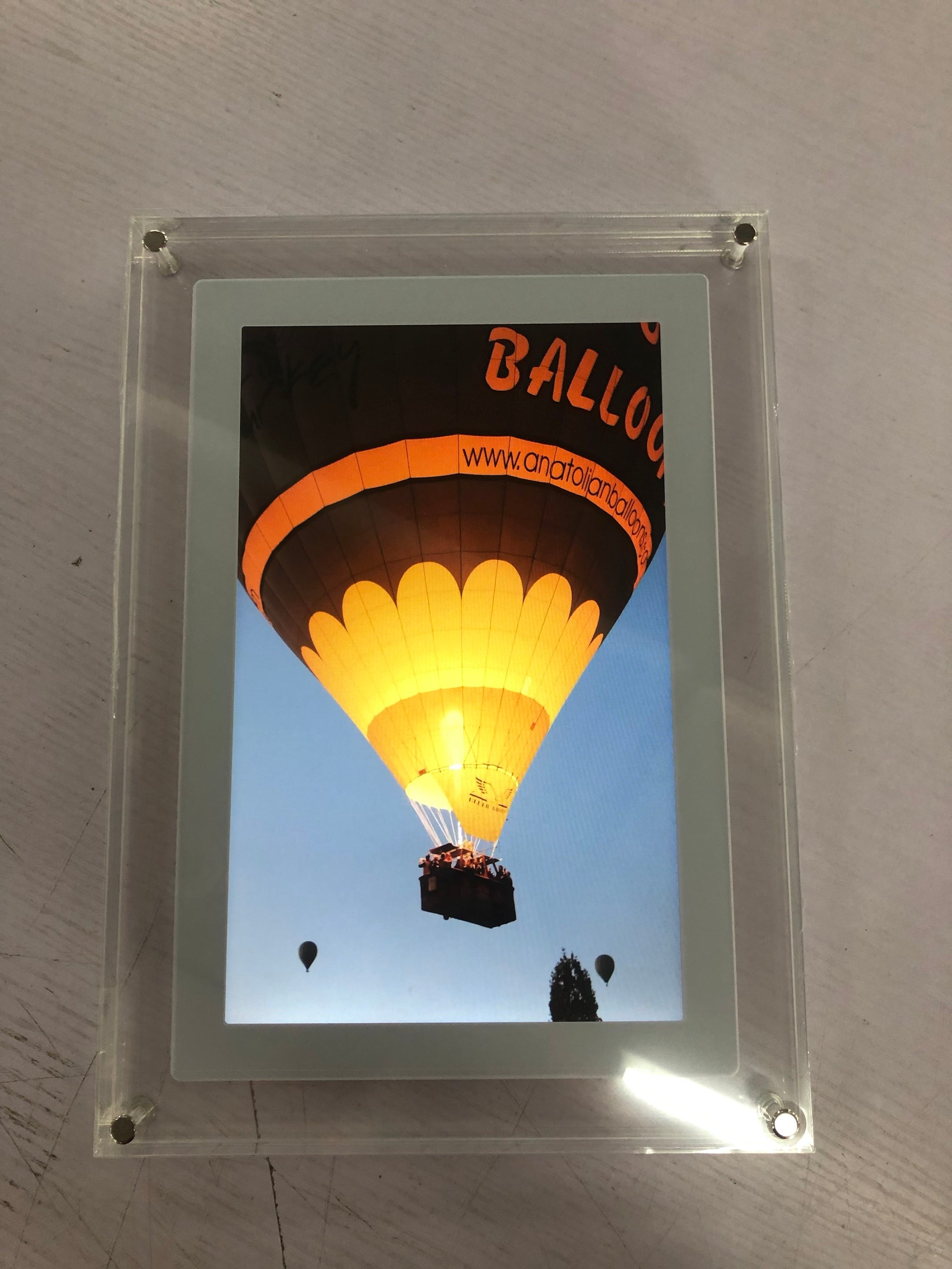 Timeless Moments: Acrylic Vertical Digital Picture Frame with Video Player, 1GB Storage, Battery, and Type-C - Perfect Gift for Loved Ones